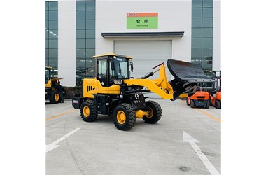 Lu Yu pushing snow shovel loader